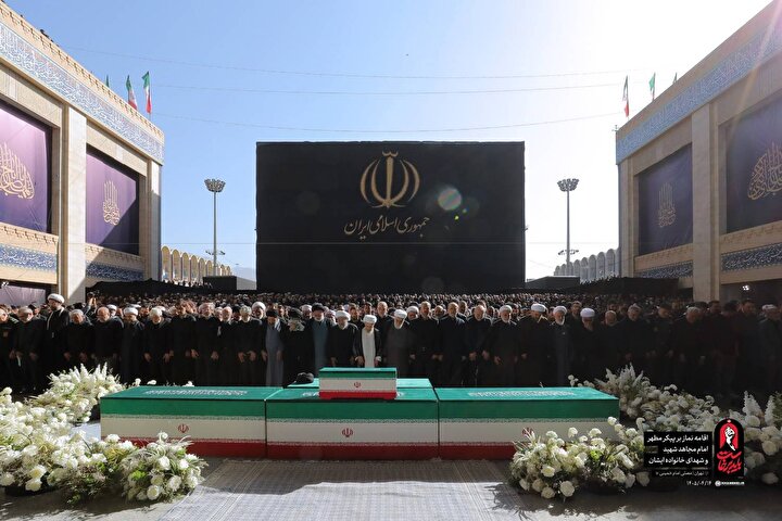 اقامه نماز بر پیکر مطهر امام شهید در بزرگترین نماز تاریخ ایران + فیلم