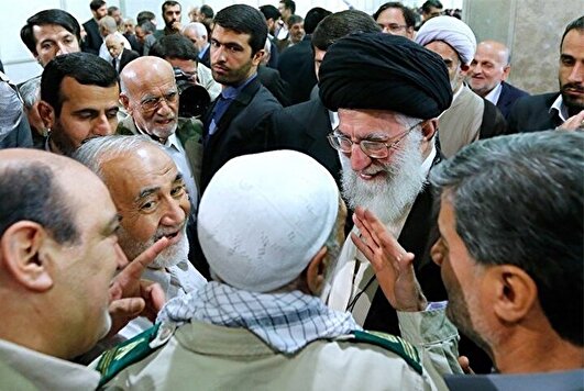 وقتی رهبر شهید سر بر شانه جانباز پارالمپیک نهاد تا درد دلش را بشنود/ امام خامنه ای غبار غم از دل‌ جانبازان می‌زدود