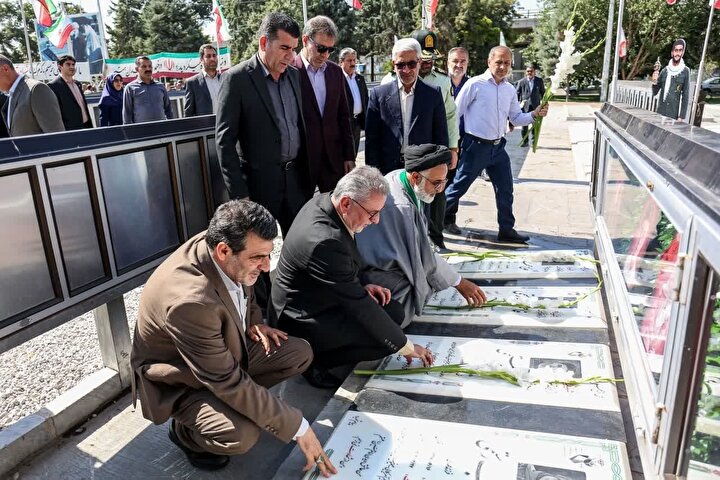 مسئولان قزوین به مقام شهدای قزوین ادای احترام کردند