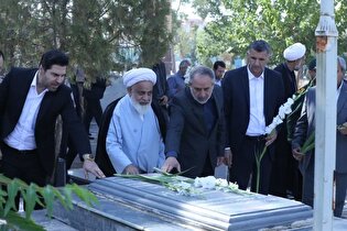 مزار شهدای آبیک با حضور مسئولان گلباران شد