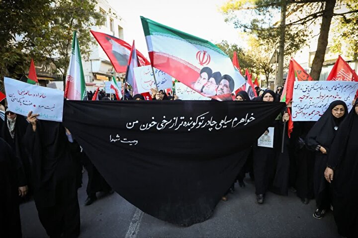 «سیاهی چادر تو سرخ‌تر از خون من است»؛ پیام شهدا بر پلاکاردهای مردم قزوین در پاسداشت عفاف و حجاب