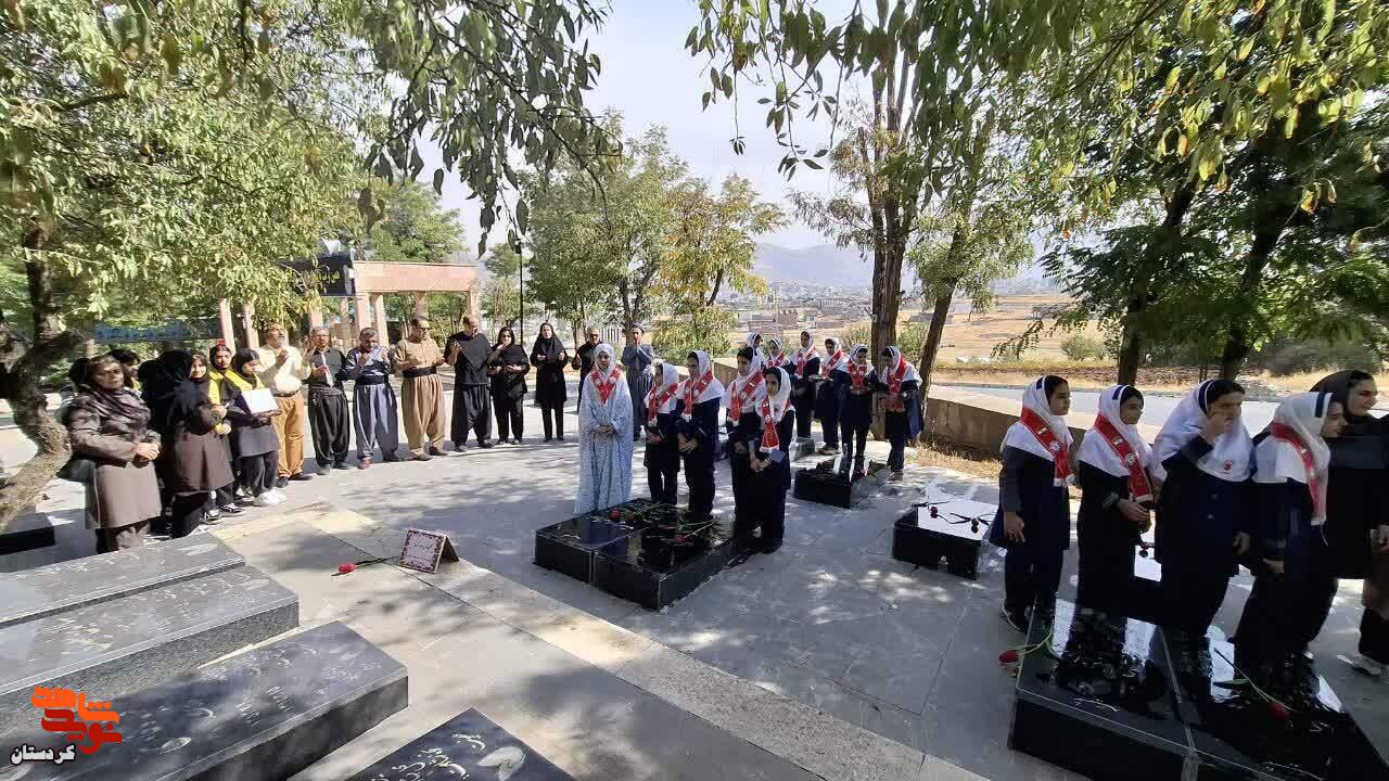 گلباران مزار شهدای سلیمانبگ با حضور دانشآموزان در قالب طرح «لالههای روشن» گلباران مزار شهدای سلیمانبگ با حضور دانشآموزان در قالب طرح «لالههای روشن»
