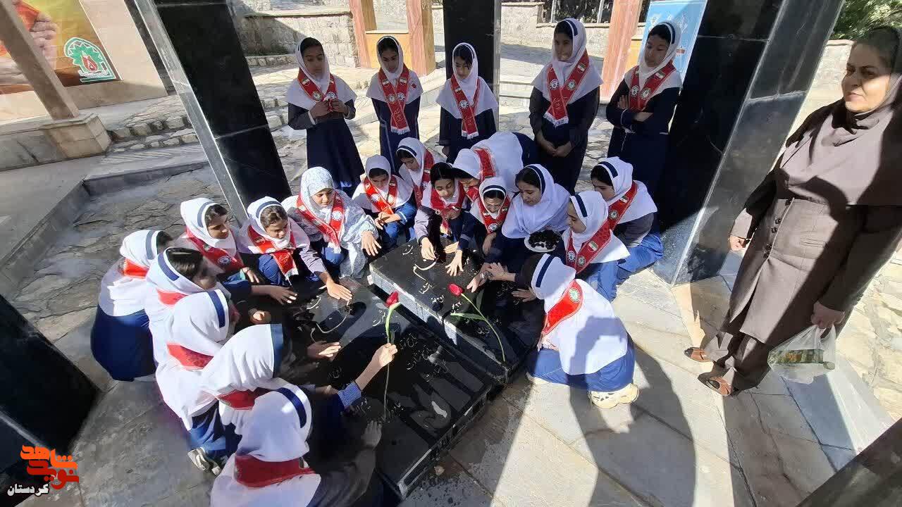 گلباران مزار شهدای سلیمانبگ با حضور دانشآموزان در قالب طرح «لالههای روشن» گلباران مزار شهدای سلیمانبگ با حضور دانشآموزان در قالب طرح «لالههای روشن»