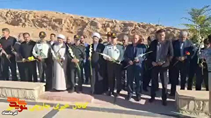 گلزار مطهر شهدای کنگاور در آستانه هفته دفاع مقدس عطرافشانی و گلباران شد