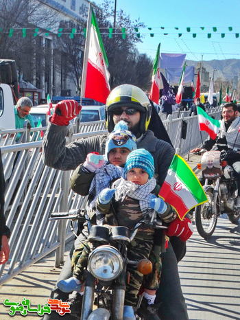 همه یک صدا می گویند: 
«مرگ بر آمریکا»
«مرگ بر اسرائیل»
یکی با صدایی مردانه و پخته؛
یکی با صدایی کودکانه و با شوق فراوان؛
و دیگری با کلامی که آوای انقلابی را به همراه دارد.