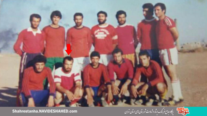 دومین نفر نشسته از سمت چپ شهید «حسین رستگار»