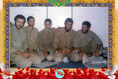 نفر وسط شهید محمدعلی اعرابی
