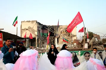 برگزاری جشن شکوفه‌‎ها در گلزار شهدای میناب